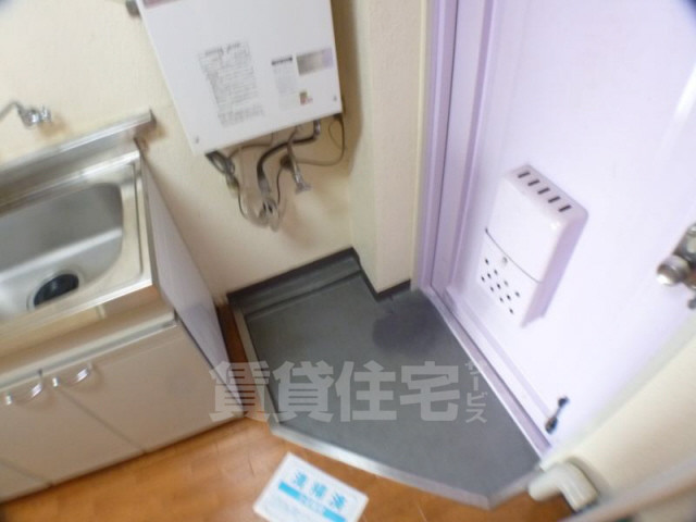 地下鉄烏丸線 鞍馬口駅 徒歩10分 5階建 築42年の玄関写真