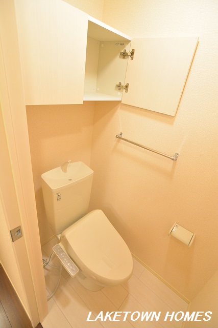 トイレ　上部に収納のある温水洗浄便座付のトイレです。