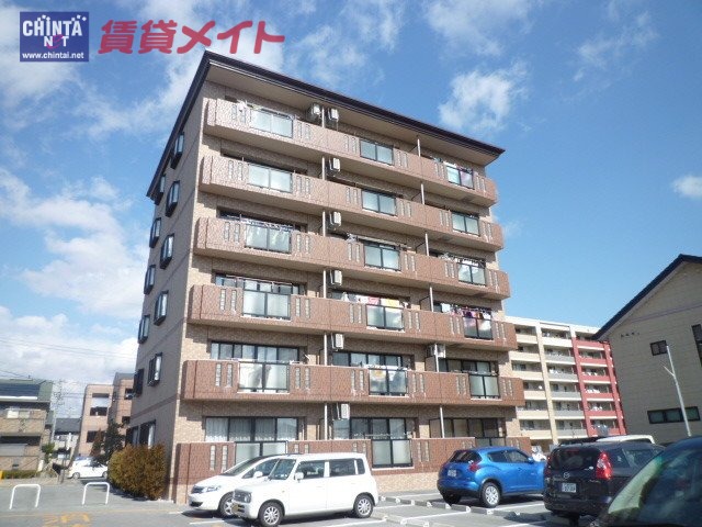 松阪市嬉野中川新町のマンションの建物外観