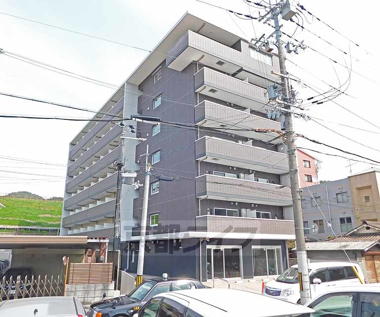 京都市山科区御陵別所町のマンションの建物外観