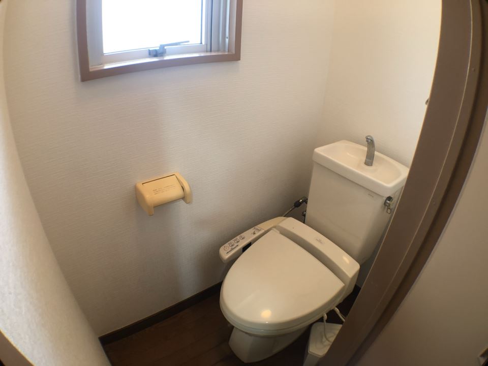 トイレ　窓あり、温水洗浄便座付です