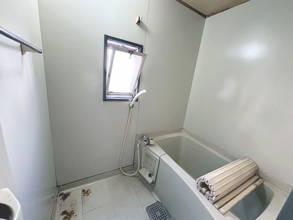 バス・シャワールーム　窓のある浴室