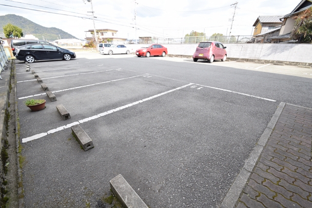 【姫路市四郷町見野のマンションの駐車場】