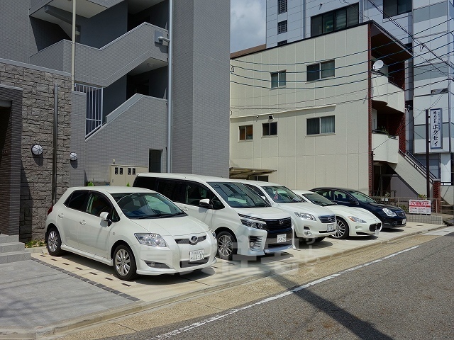 【プラジュ千種の駐車場】