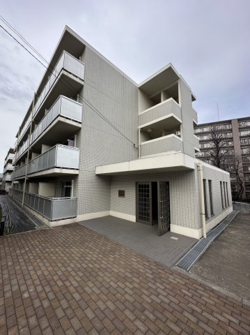 【川崎市高津区末長のマンションの建物外観】