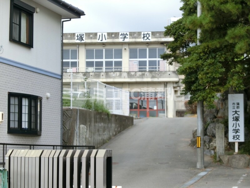 【蒲郡市大塚町のアパートの小学校】