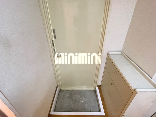 玄関　下足箱のある玄関です。