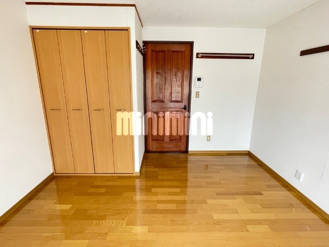 居室・リビング　お部屋の中に、ハンガーが掛けられる所が豊富です。