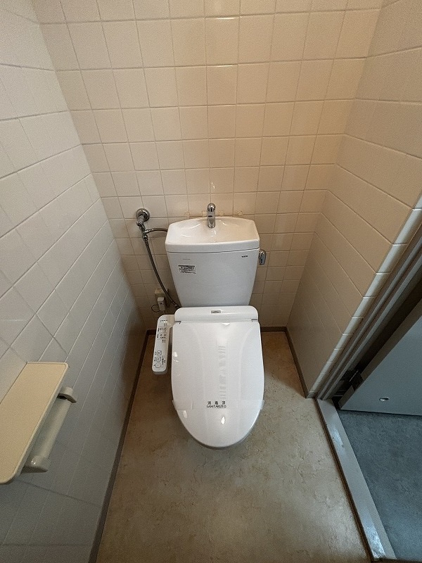 地下鉄西神・山手線 名谷駅 徒歩10分 5階建 築49年のトイレ写真