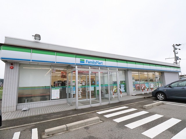 コンビニ　ファミリーマート（コンビニ）まで557m