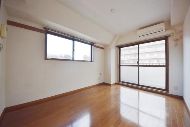 居室・リビング　★二面採光の洋室です★