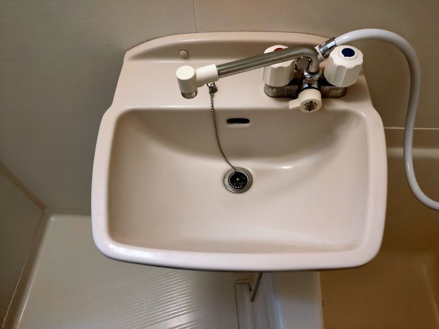 洗面設備　写真は102号室のもの、同タイプです。