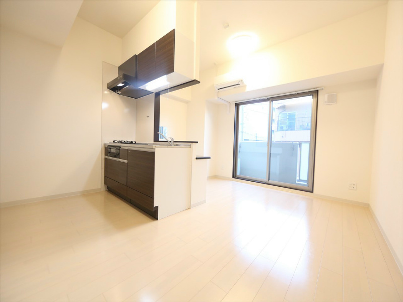 バルコニー　LDK14.0帖　エアコン付　バルコニーに面しています