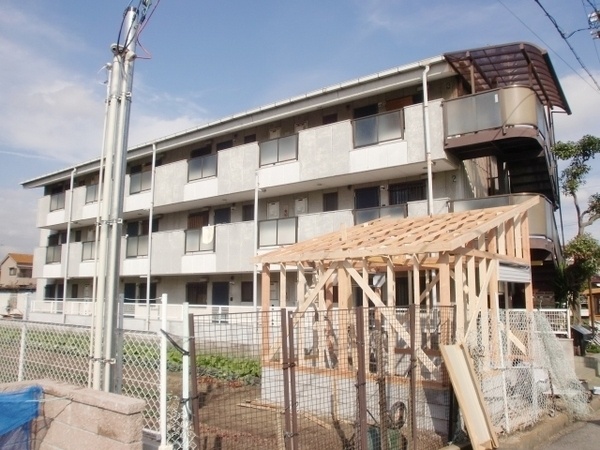 建物外観　敷地内に駐輪場があります♪