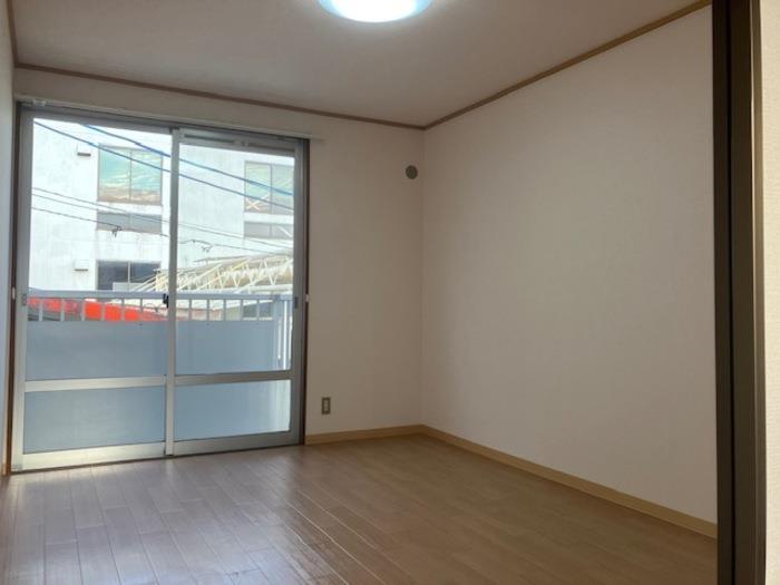 その他部屋・スペース　南側の洋室6帖は明るいお部屋です♪