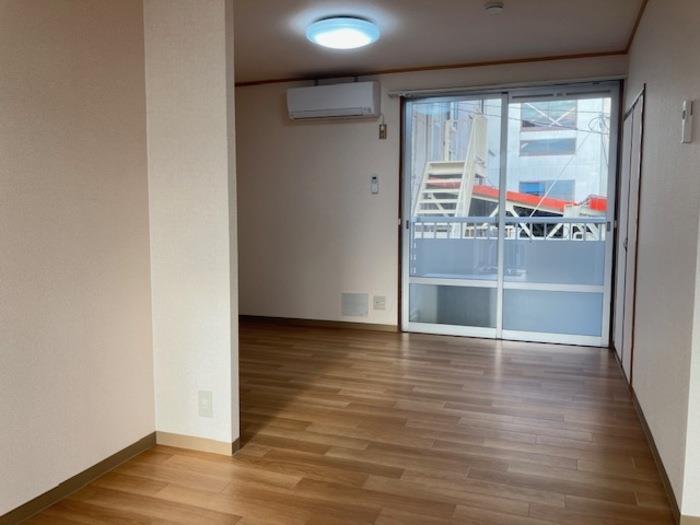 居室・リビング　バルコニーに面したエアコン付きの洋室6帖♪