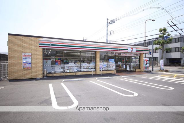 コンビニ　セブンイレブン（コンビニ）まで695m