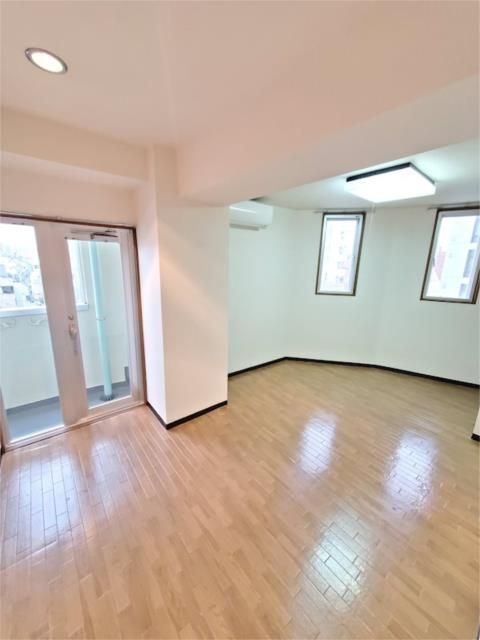 居室・リビング　■エアコン■24時間換気システム■ダウンライト■２面採光