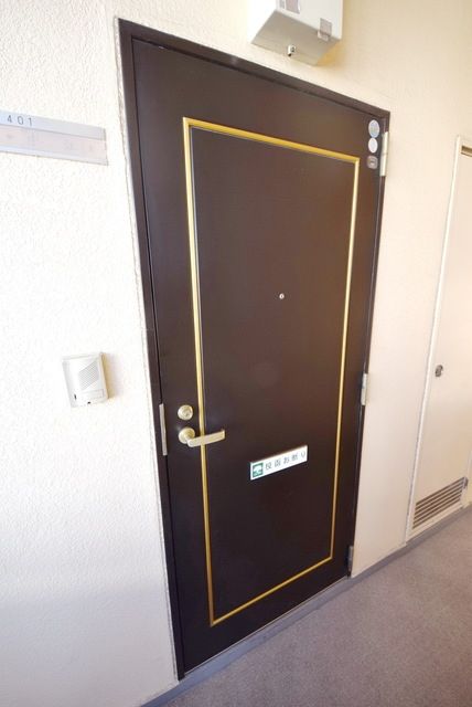 玄関　お問い合わせはタウンハウジング府中店まで