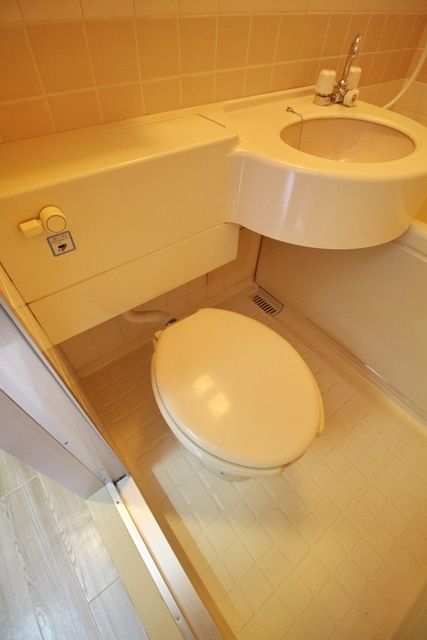 トイレ　同物件別部屋写真
