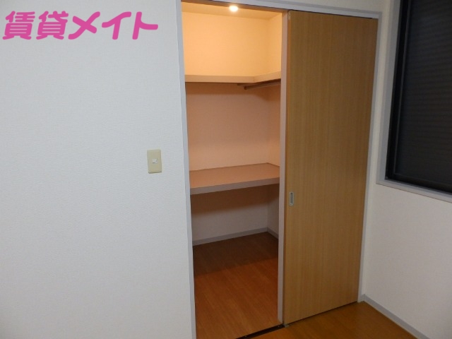収納　別部屋反転参考写真です