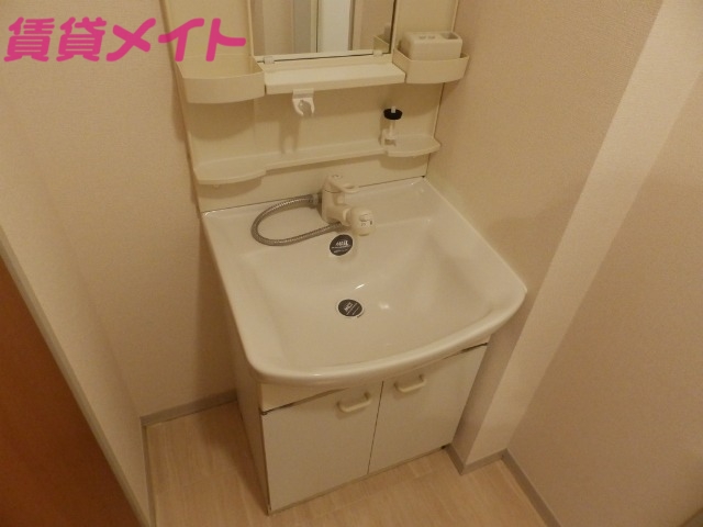 洗面設備　別部屋反転参考写真です