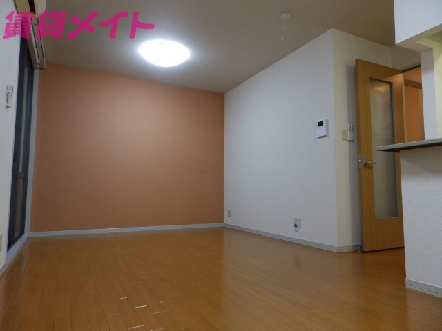 居室・リビング　別部屋反転参考写真です