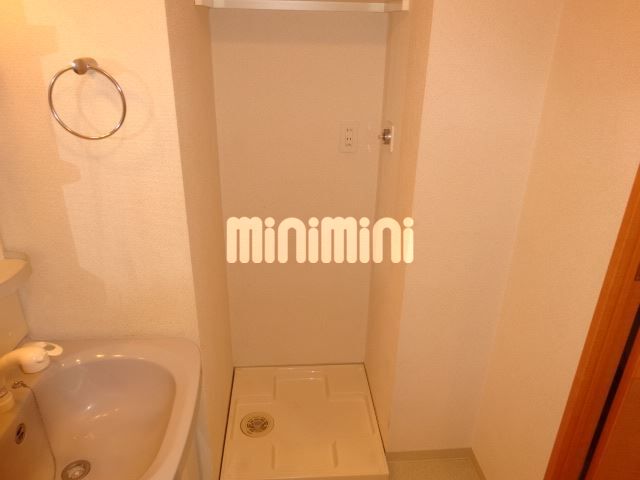 その他部屋・スペース　室内洗濯機置き場が洗面所にあります。上には棚もありますよ。