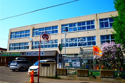 小学校　札幌市立発寒西小学校（小学校）まで715m