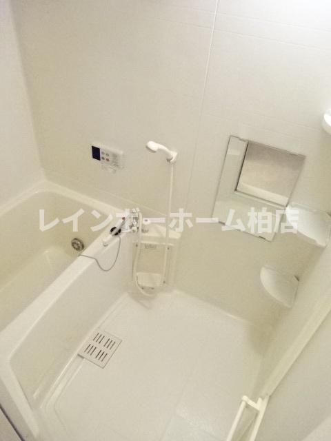 バス・シャワールーム　追い焚き機能・浴室乾燥機があります