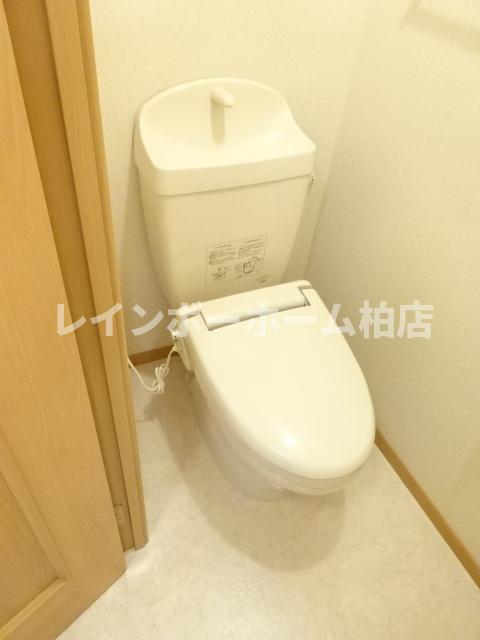 トイレ　落ち着いた色調のトイレです