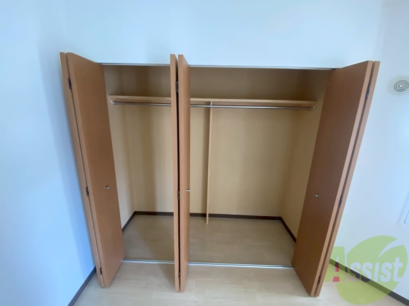 収納　こちらの収納にはハンガーをかけて服もしまえますね。