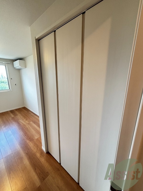 収納　洋室にあるクローゼットです。両開きになっています。