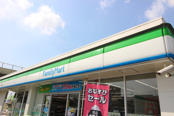 コンビニ　ファミリーマート（コンビニ）まで300m