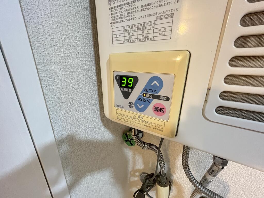 その他　給湯機には温度調整パネルが付いています
