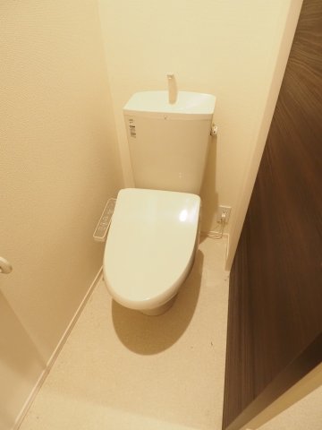 トイレ　バストイレ別で快適度アップ、温水洗浄機能付きです