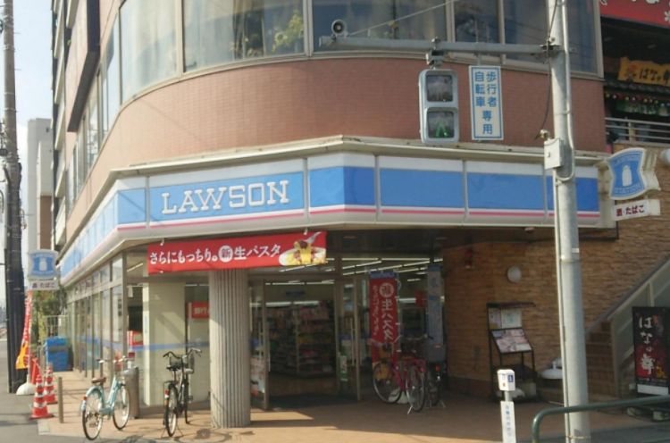 コンビニ　ローソン足立六町駅前店（コンビニ）まで223m