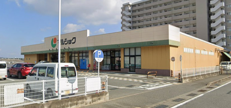 スーパー　マルショク 空港東店（スーパー）まで670m