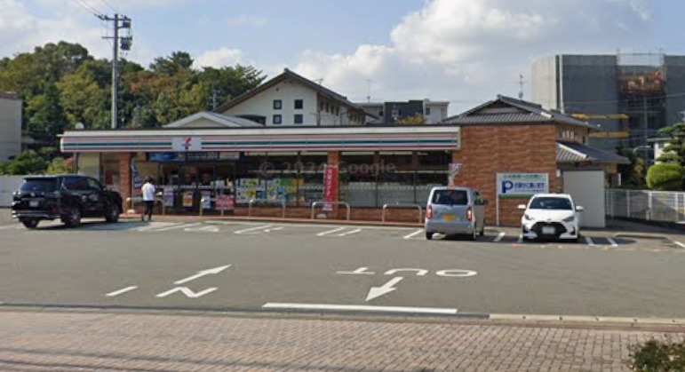 コンビニ　セブンイレブン 博多席田小学校前店（コンビニ）まで694m