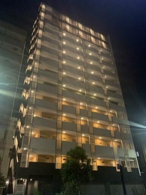 建物外観　１３階建ての賃貸マンション