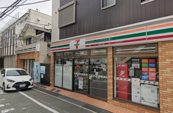 コンビニ　セブンイレブン雲雀丘花屋敷駅前店（コンビニ）まで110m