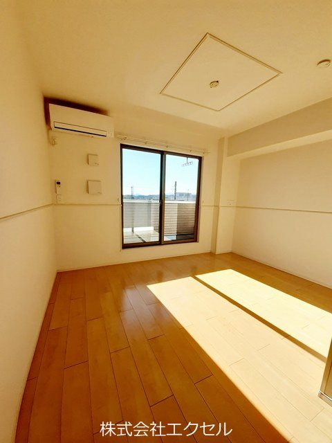 ＪＲ青梅線 小作駅 バス乗車時間：11分 最寄りバス停で下車 徒歩3分 3階建 築10年の居間写真