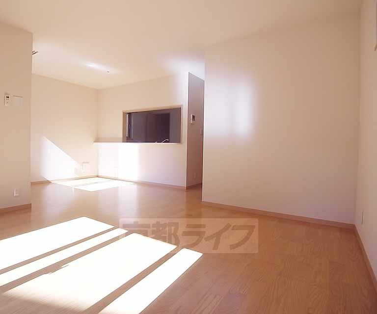 北白川伊織町戸建賃貸の居間写真