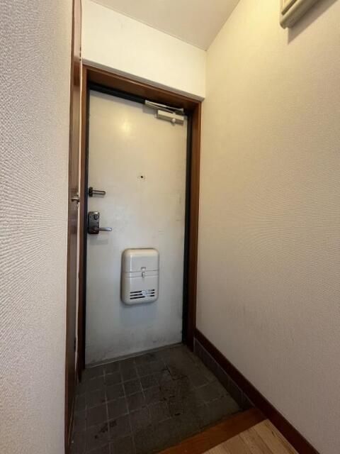 小田急線 経堂駅 徒歩9分 3階建 築36年の玄関写真