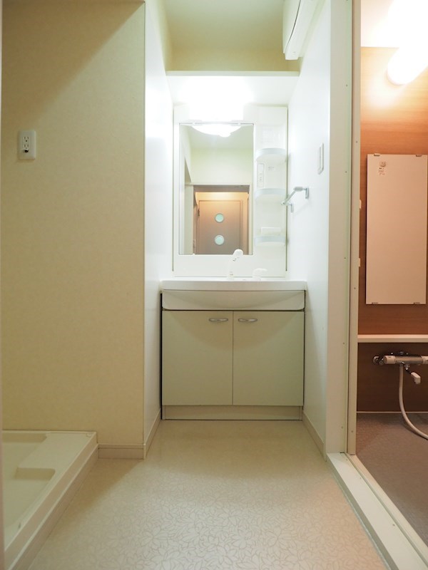 洗面設備　脱衣所あり。独立洗面台です。