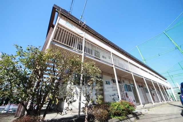 奈良市学園朝日元町のアパートの建物外観