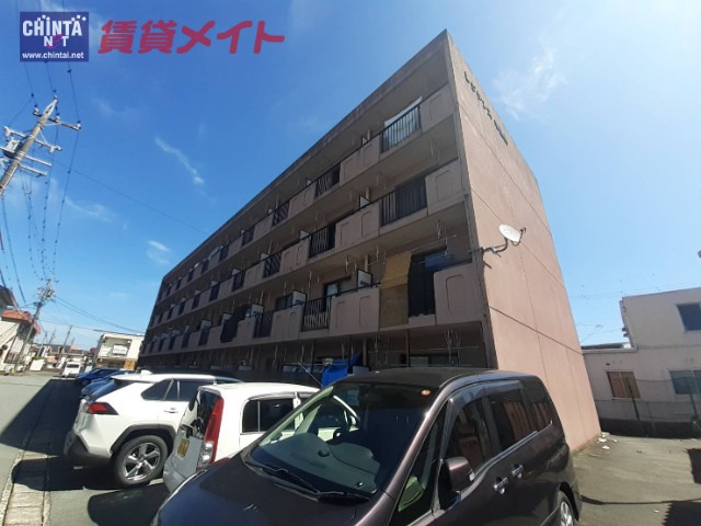 【松阪市久保町のマンションの建物外観】