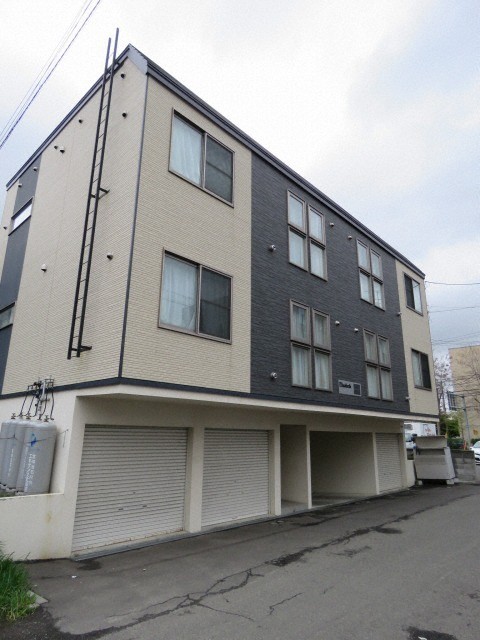 札幌市白石区菊水六条のアパートの建物外観