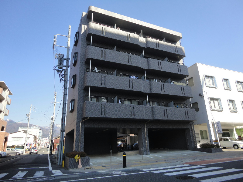 松本市本庄のマンションの建物外観