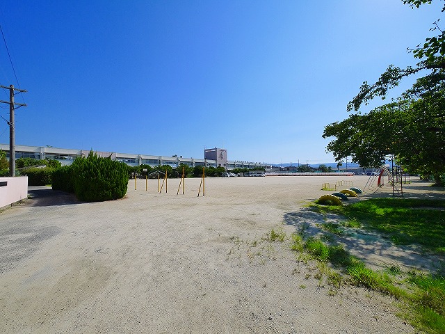 【大和郡山市洞泉寺町のマンションの小学校】